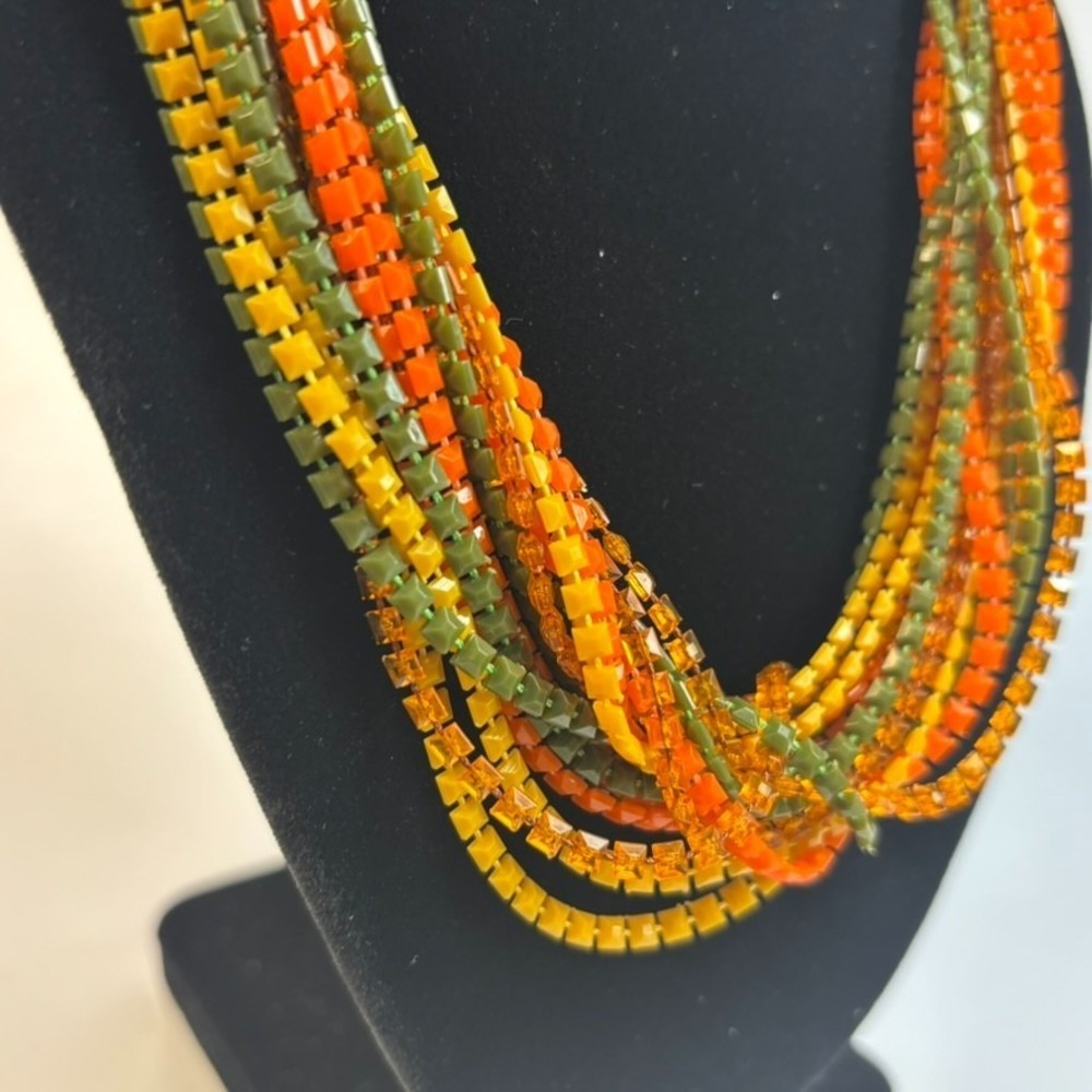 Vintage Necklace Vibrant Pressed Plastic Intricate Clasp Unique Retro Piece‎ - Picture 5 of 9